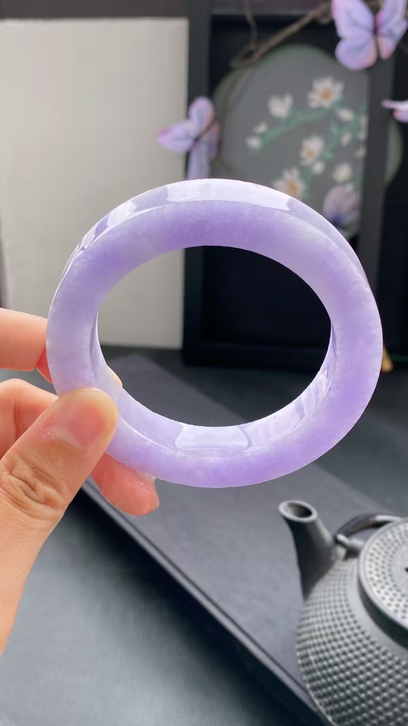 Serenity Circle: A Masterfully Carved Lavender Jadeite Bracelet - 图片 4
