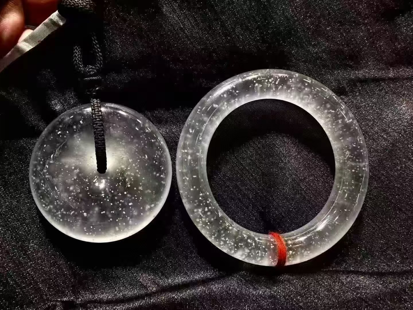 Hand-Carved Lotus Jadeite Pendant - 图片 3