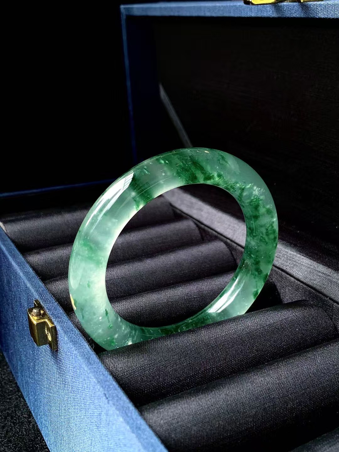 Serenity Circle: A Masterfully Carved Lavender Jadeite Bracelet - 图片 2