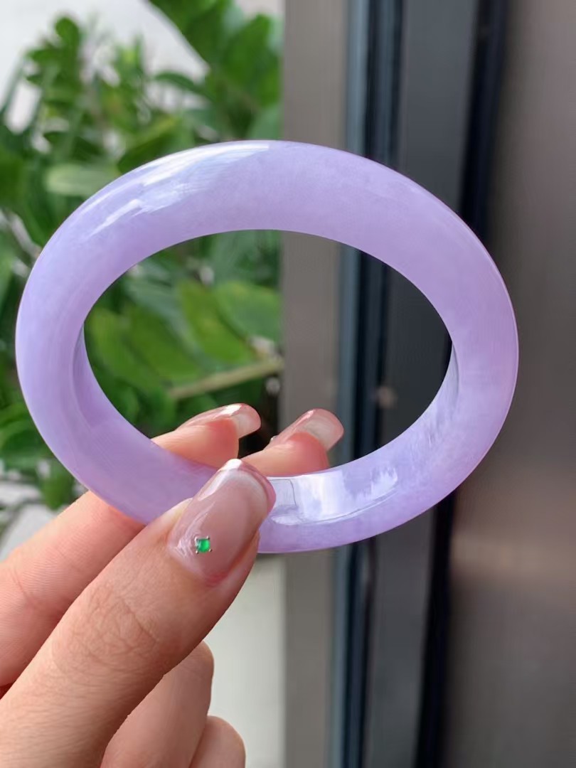 Serenity Circle: A Masterfully Carved Lavender Jadeite Bracelet - 图片 3
