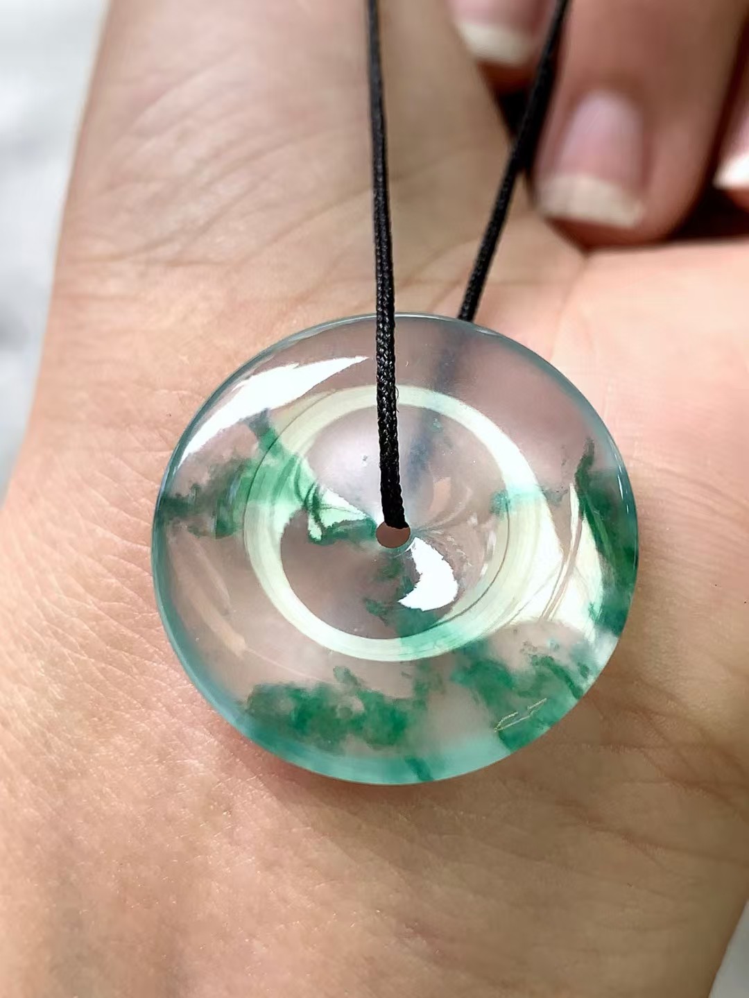 Hand-Carved Lotus Jadeite Pendant - 图片 2